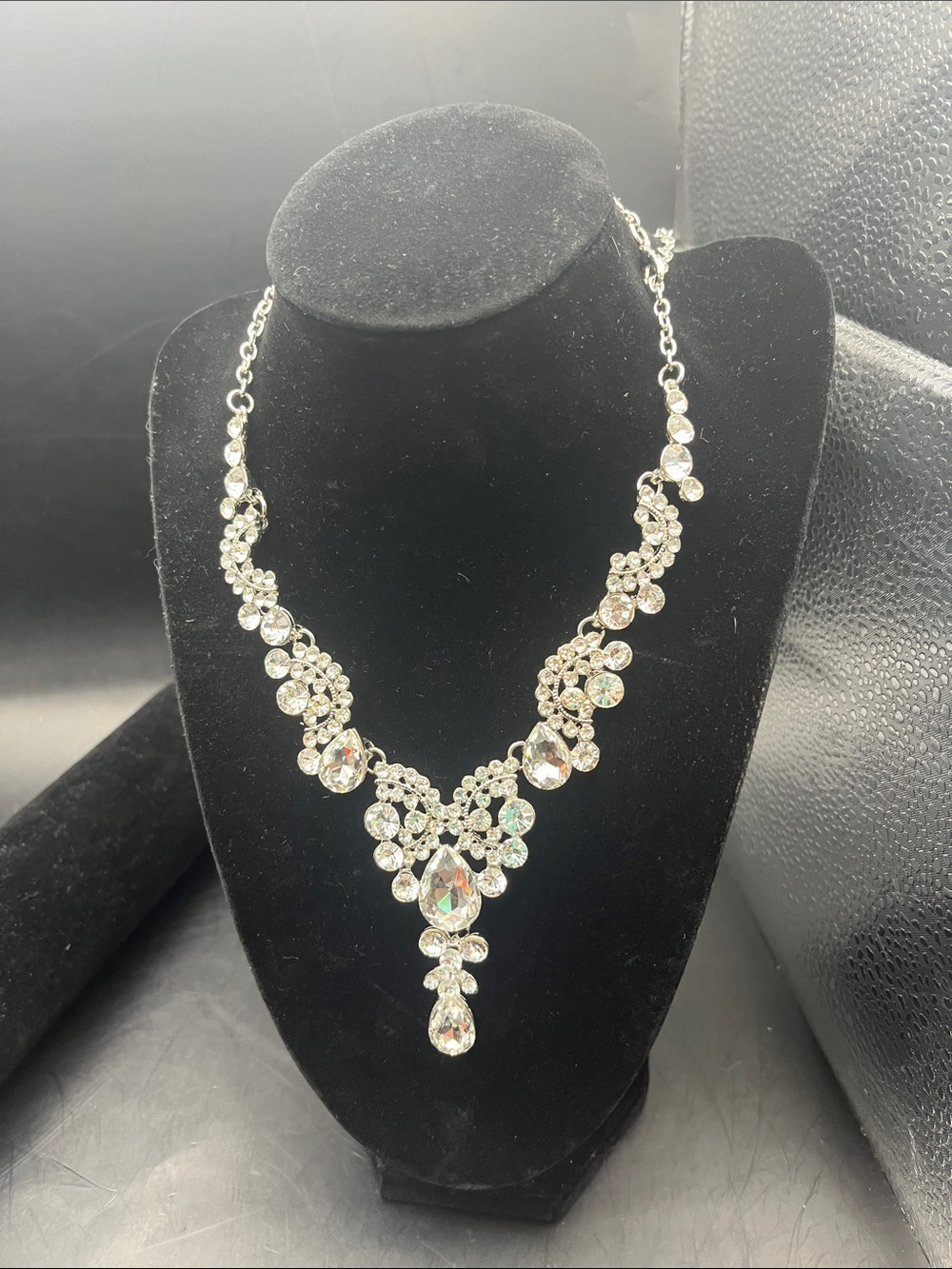 Bridal formal Elegant Crystal Teardrop Pendant Necklace - Silver Tone